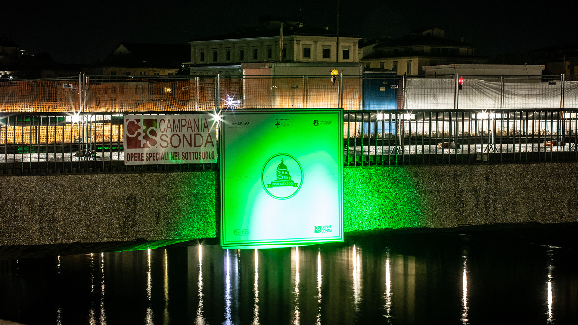 Un raggio verde tra Palazzo Vecchio e ponte Vespucci illumina la notte di Firenze